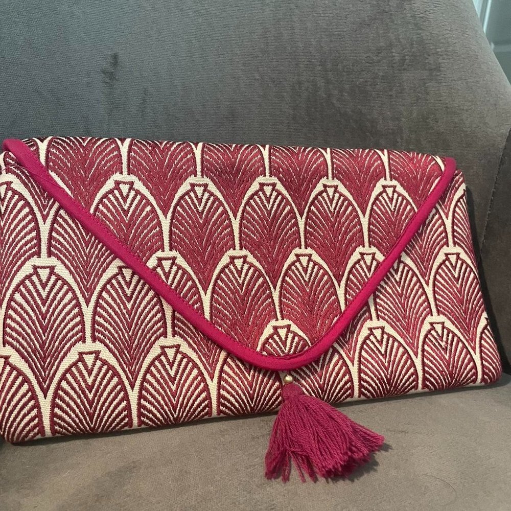 Canvas structured clutch with gold shoulder strap.